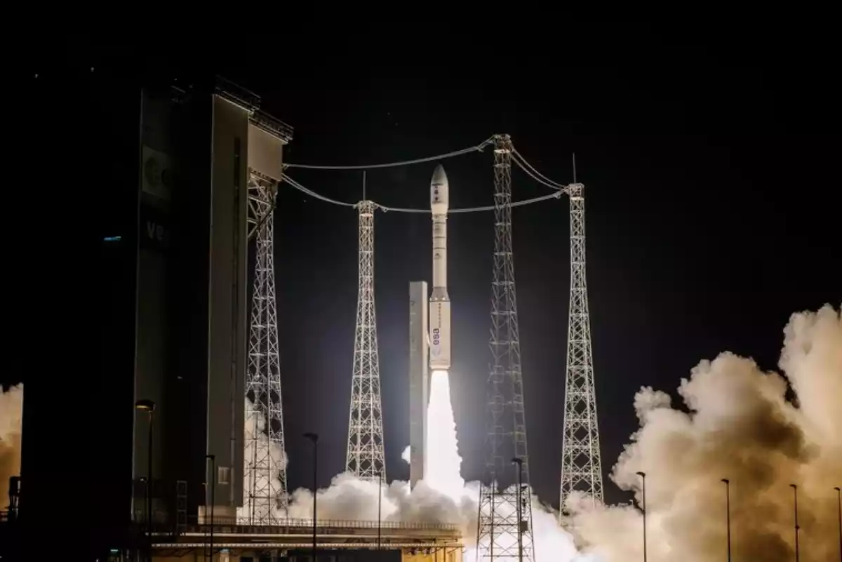 Imagen del lanzamiento del cohete Vega con el satélite español Ingenio en su interior