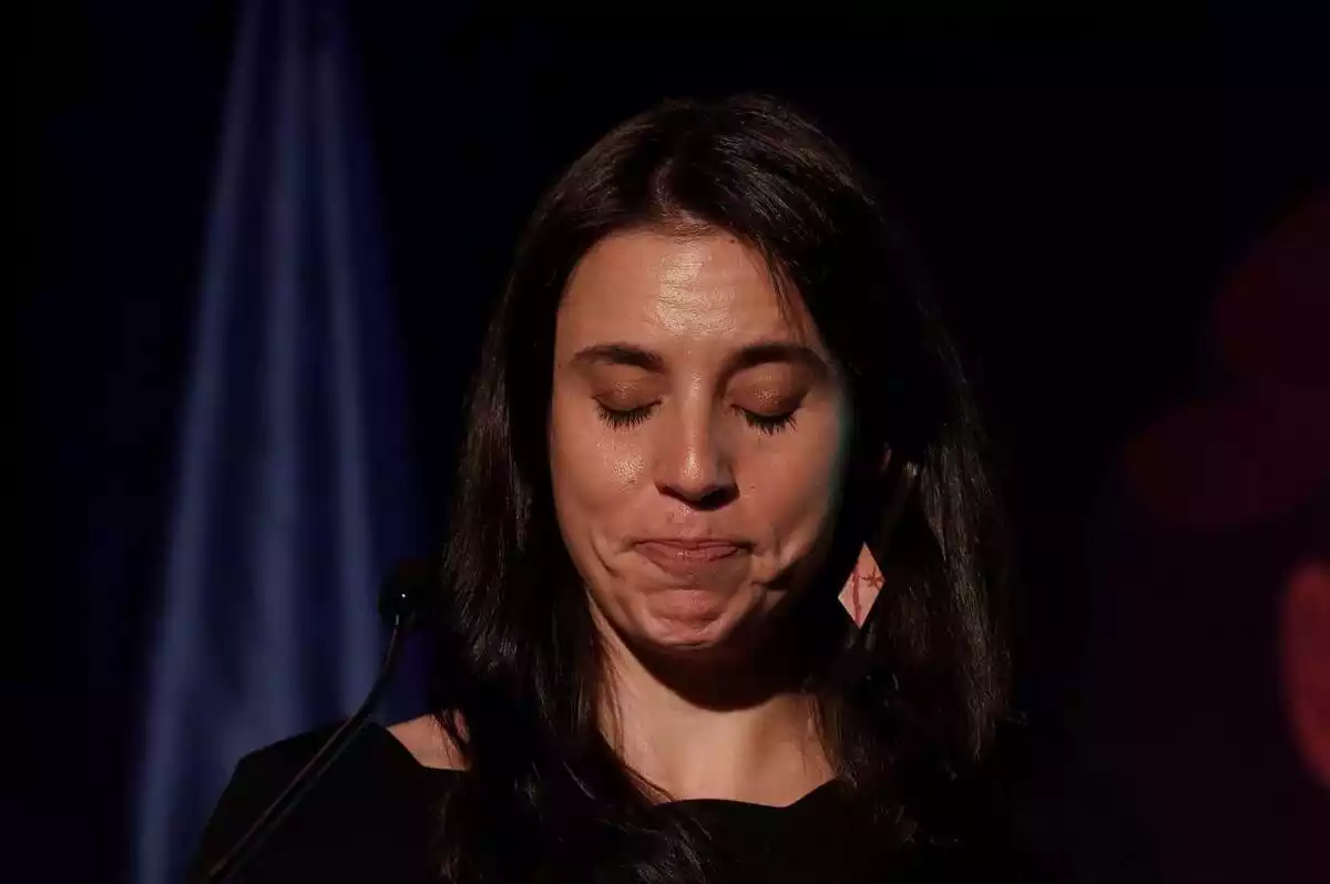 Irene Montero llorando en un acto