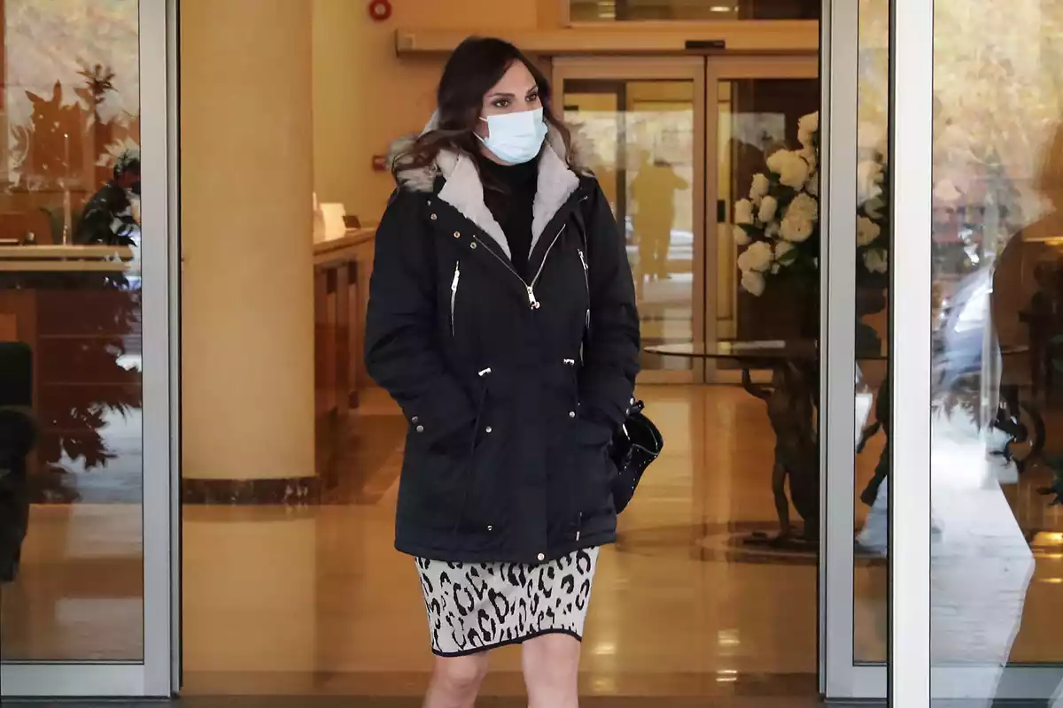 Irene Rosales saliendo de un hotel con la mascarilla puesta