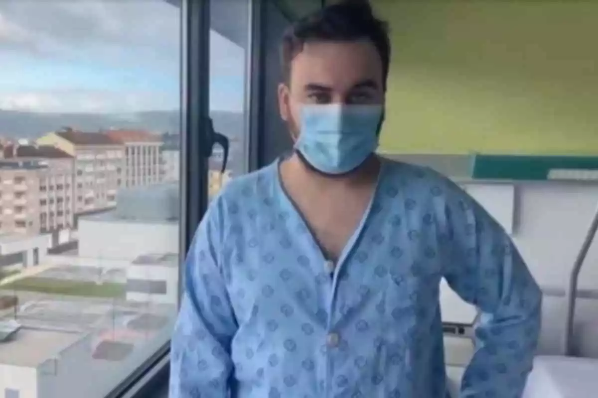 Jacobo Rodicio con mascarilla y pijama desde su habitación del hospital