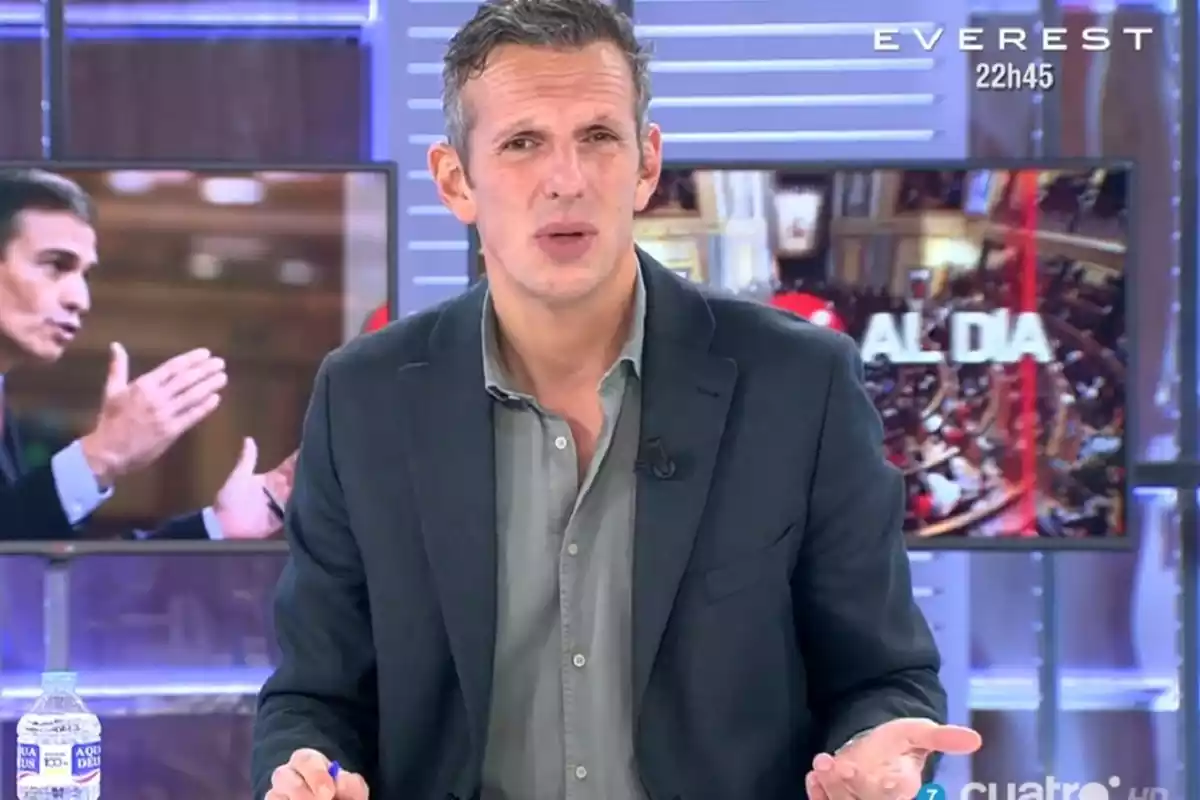 Joaquín Prat, con camisa y chaqueta gris, presentando 'Cuatro al día'