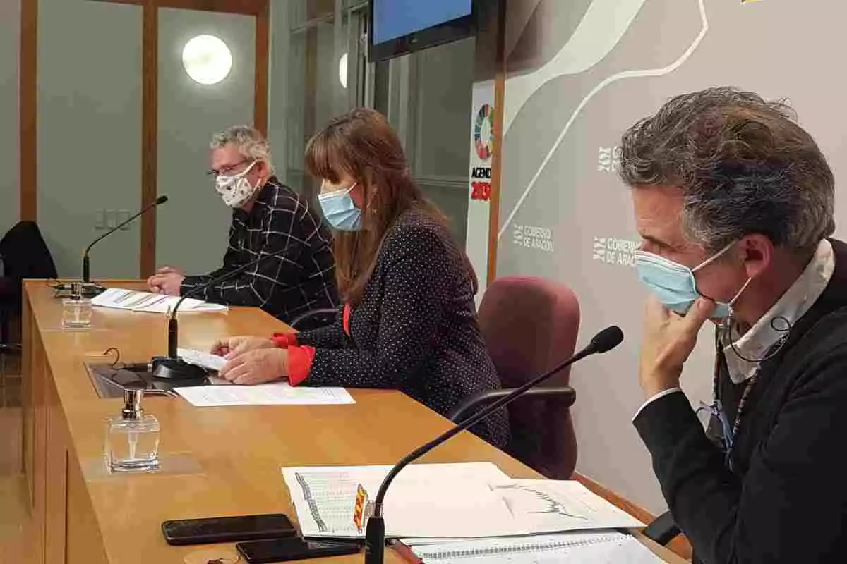 La consejera de Sanidad de Aragón, Sira Repollés, el director de Salud Pública, Francisco Javier Falo y el de Asistencia Sanitaria José María Abad