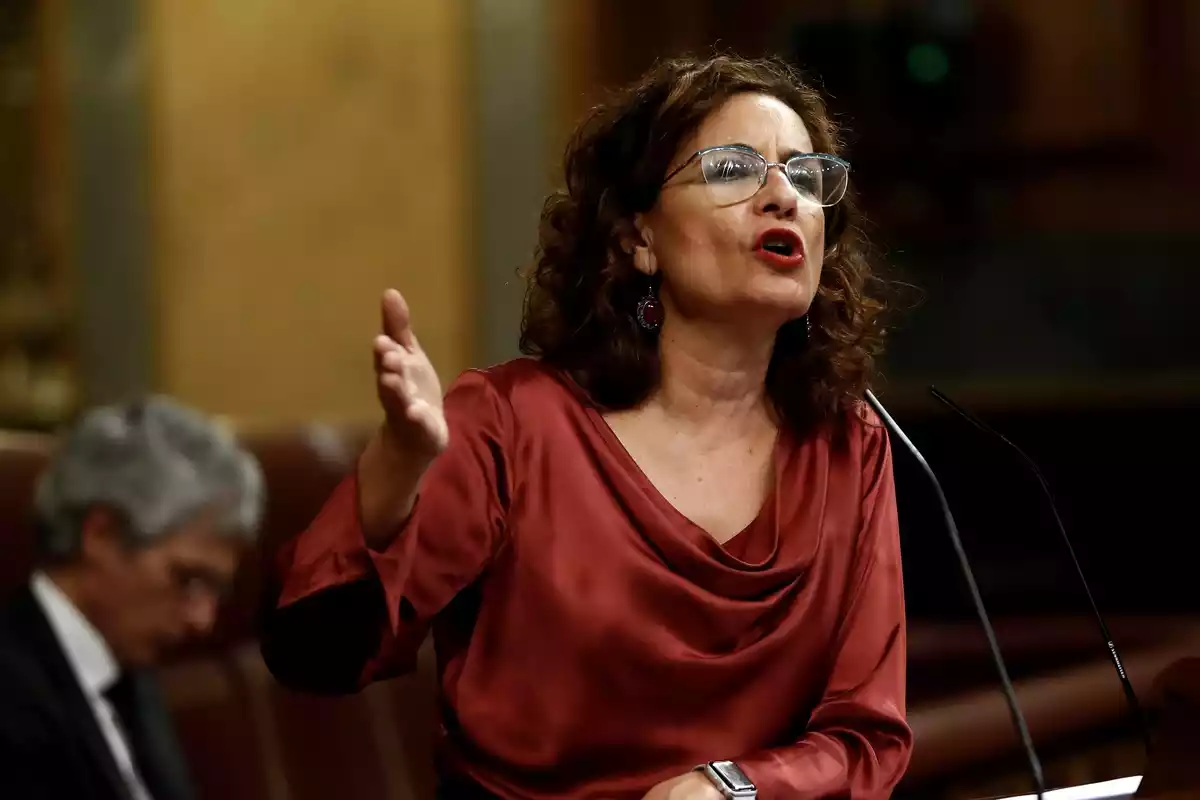 La Ministra María Jesús Montero visiblemente contrariada durante una intervención en el congreso de los diputados