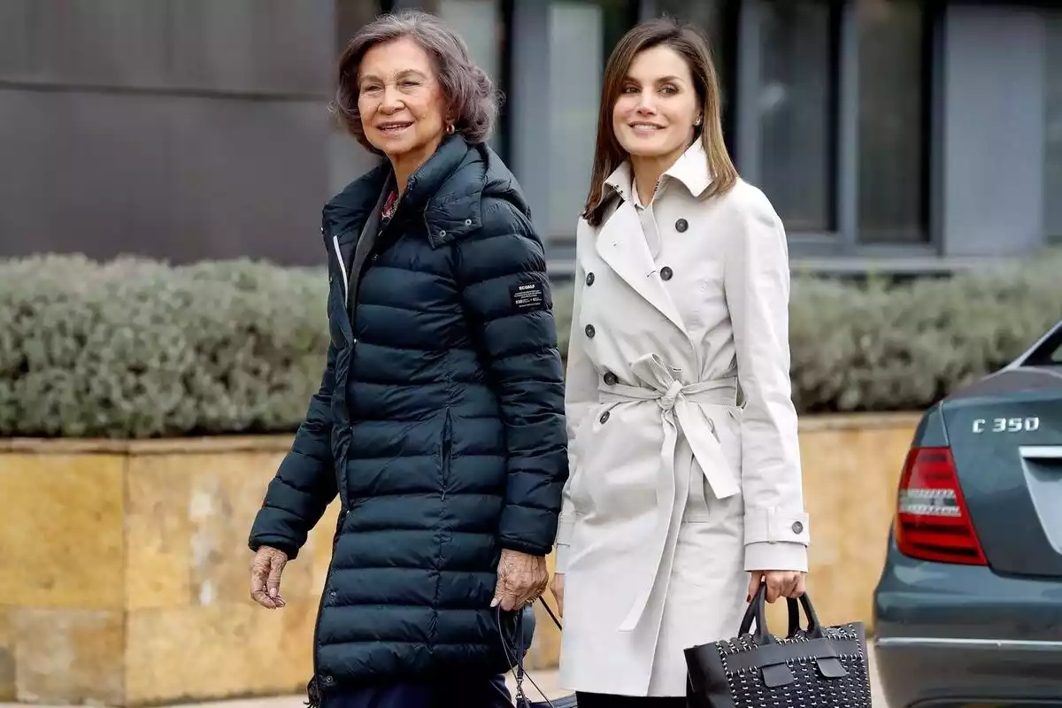 La reina Letizia y la reina Sofía caminando días después de su discusión en la catedral de Palma