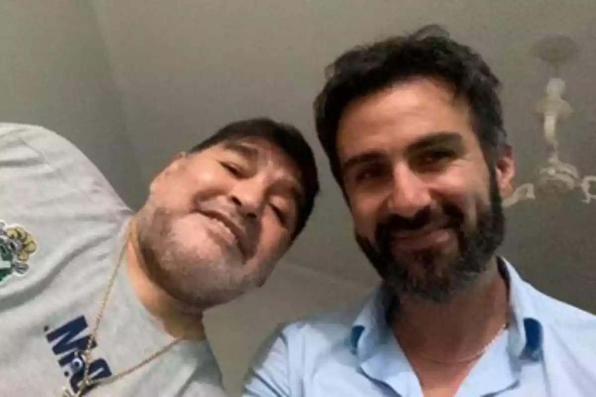Leopoldo Luque y Maradona en una habitacion