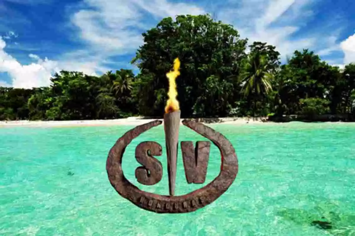 Logo del reality 'Supervivientes' con una imagen de una isla y el mar detrás