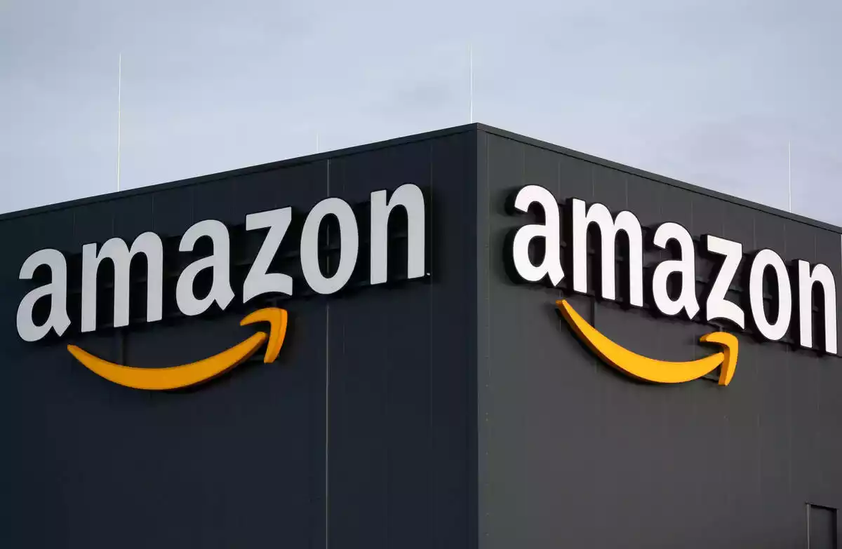 Logotipo de Amazon en un centro logístico