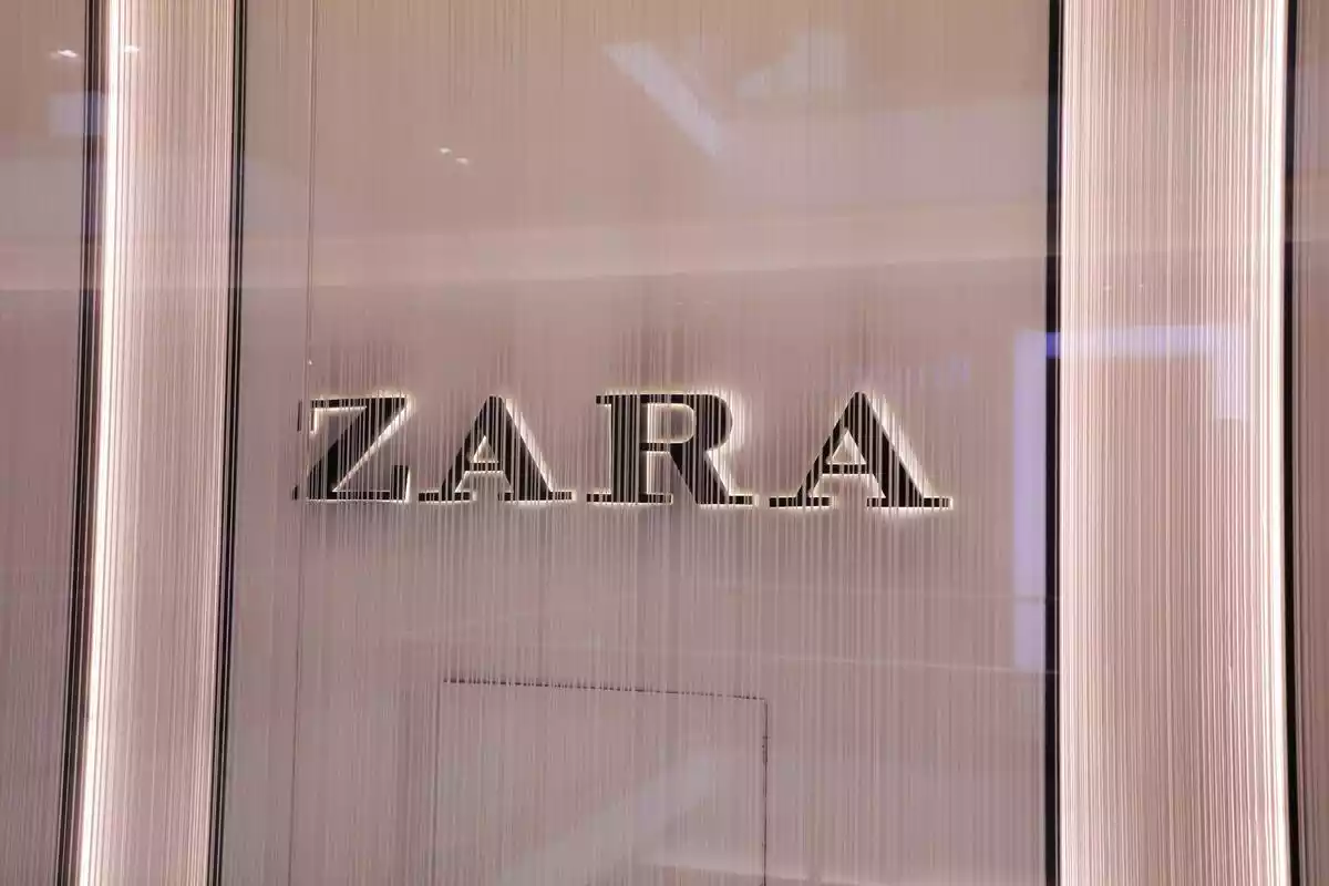 Logotipo de Zara en un cristal del escaparate