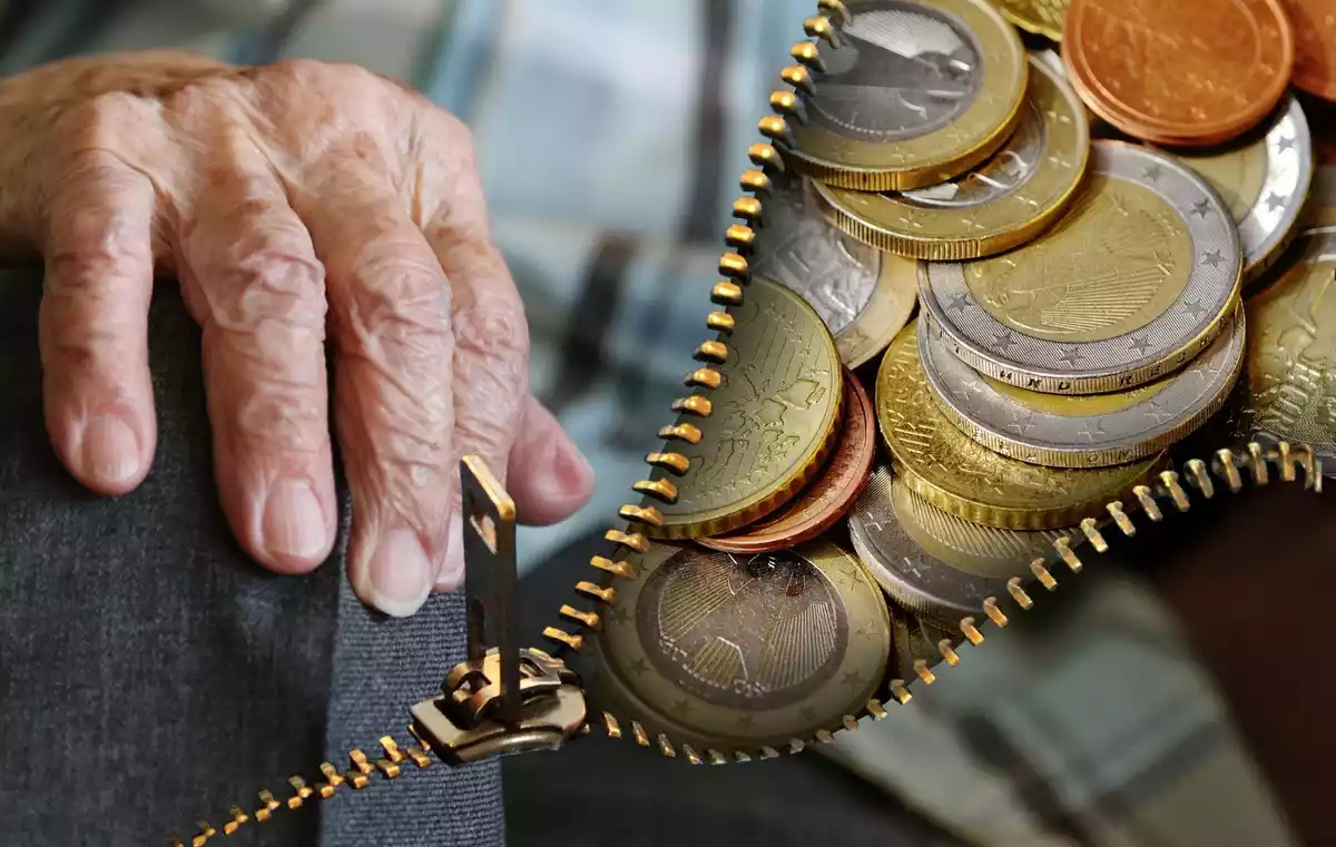 Montaje de la mano de un jubilado y monedas de euro