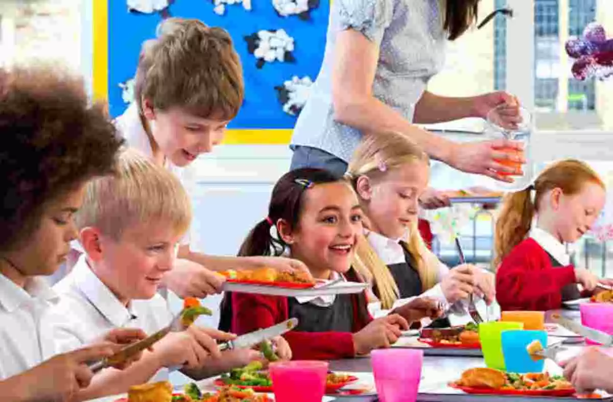 Niños comiendo en un comedor escolar