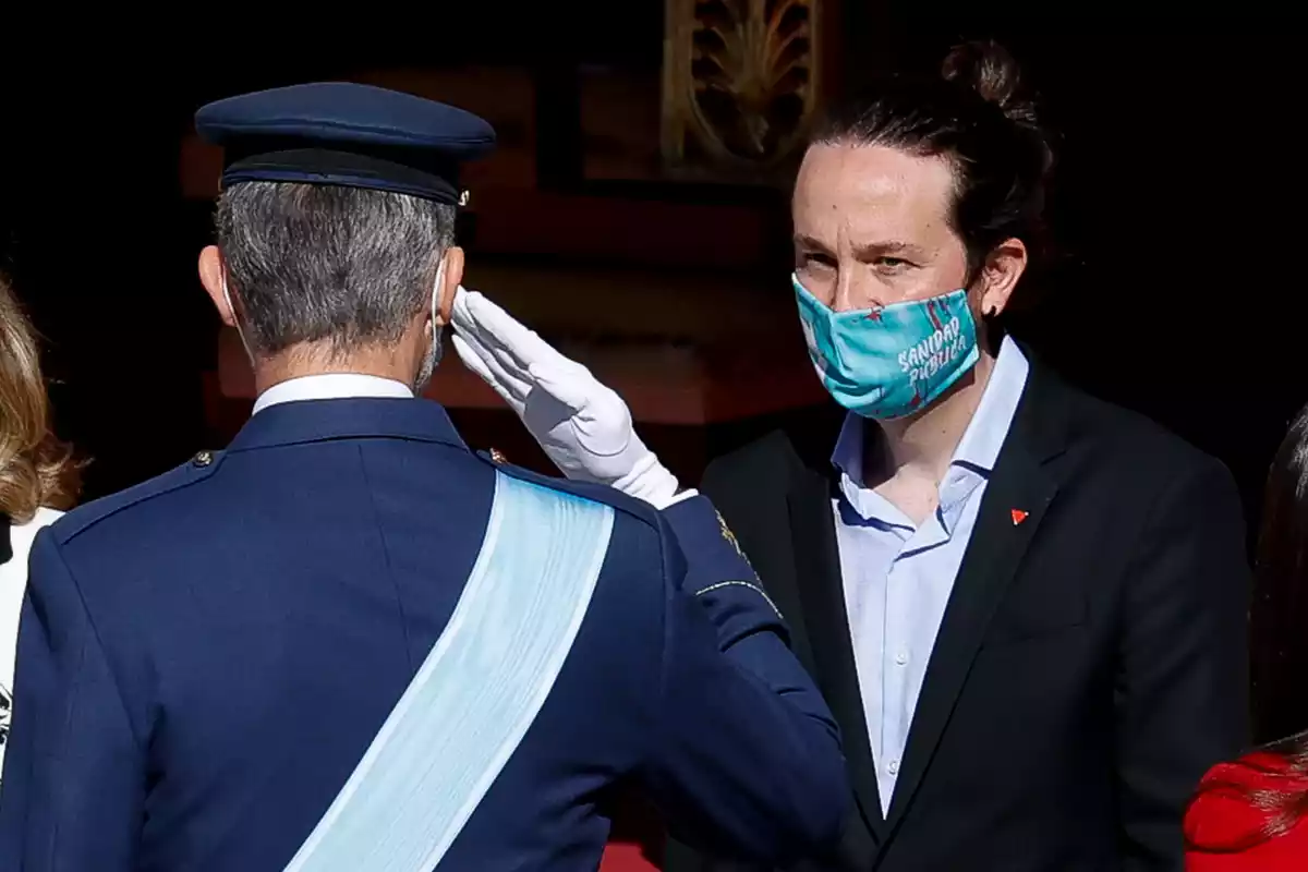 Pablo Iglesias con mascarilla recibiendo el saludo militar del Rey Felipe VI