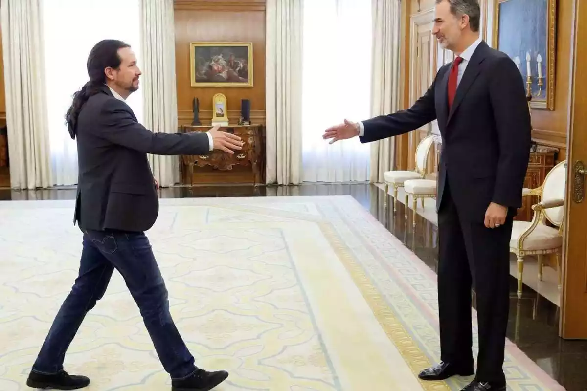 Pablo Iglesias y el rey Felipe a punto de estrecharse la mano