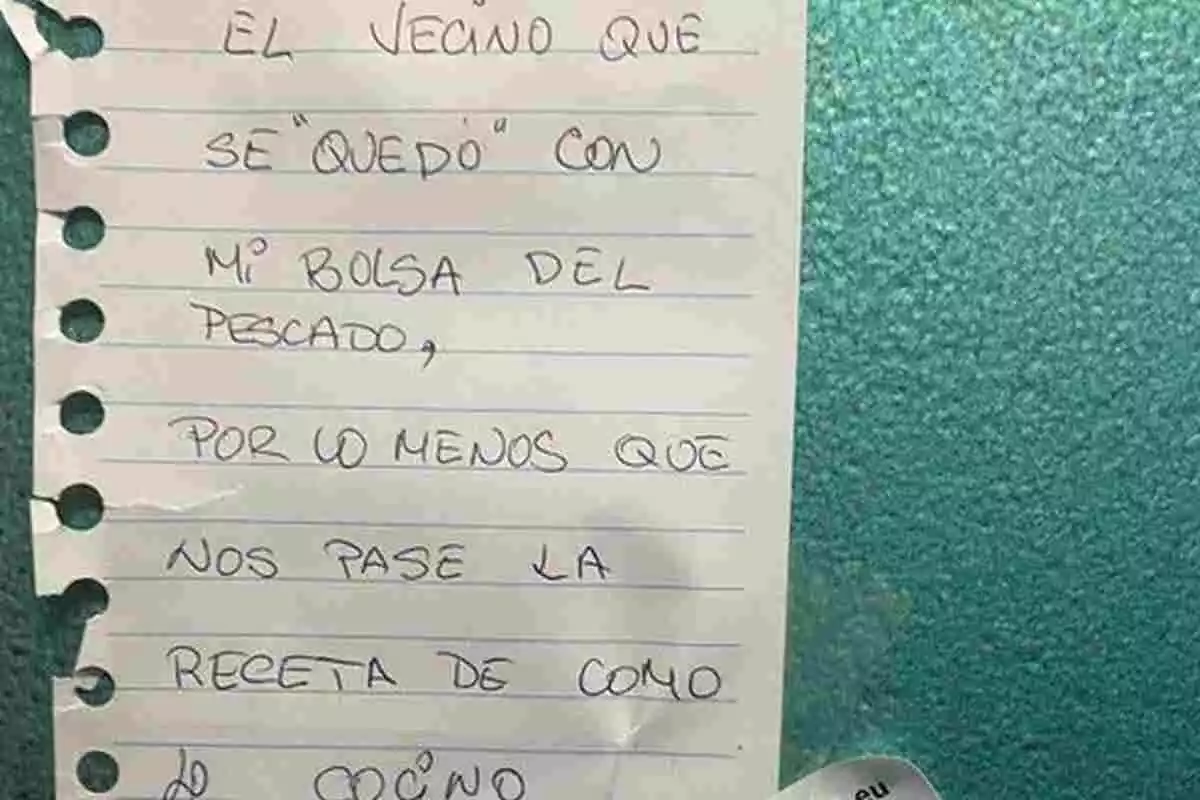 Plano de detalle de una nota dejada en una comunidad de vecinos en Oviedo