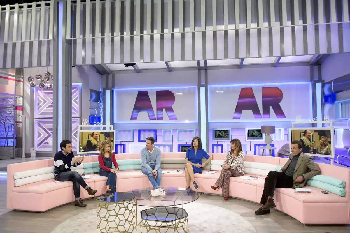 Plató de 'El programa de Ana Rosa' con sus colaboradores sentados en el sofá de debate