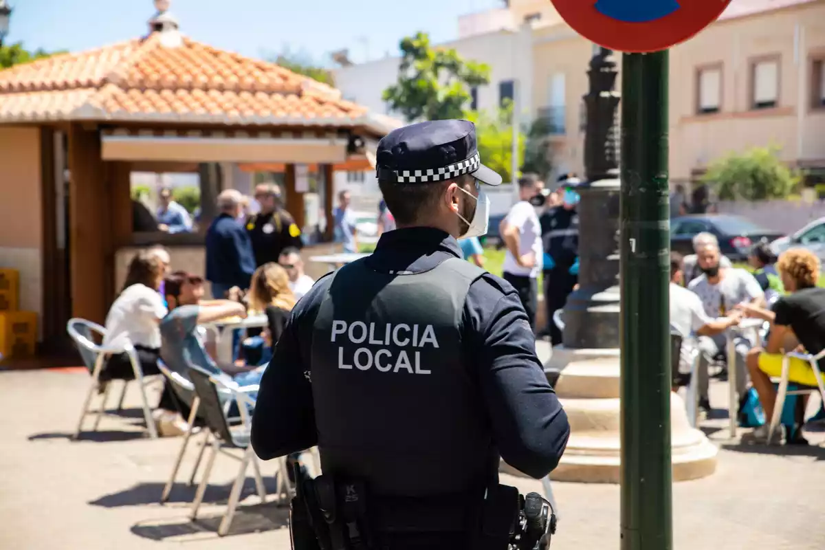 Policia local vigilando las medidas de seguridad impuestas por el estado de alarma