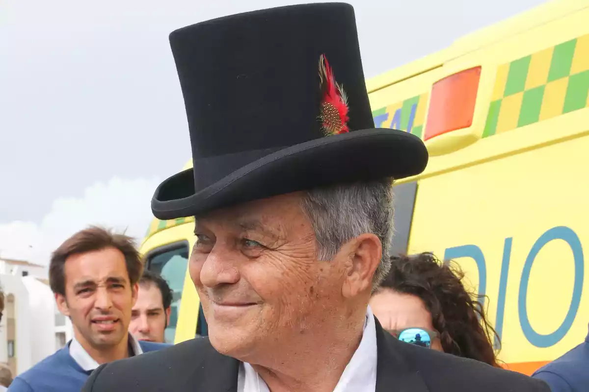 Primer plano de José Rivera 'Riverita' con un sombrero de copa