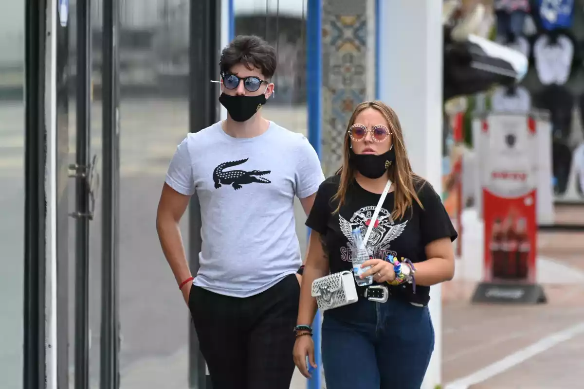 Rocío Flores paseando por la calle con su novio Manuel Bedmar