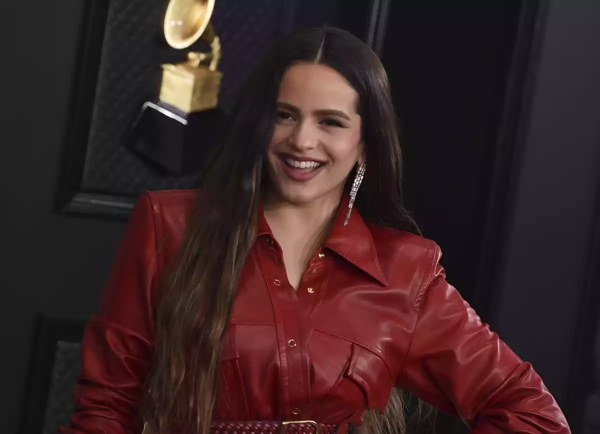 Rosalía sonriente en una gala de los Grammy con vestido rojo