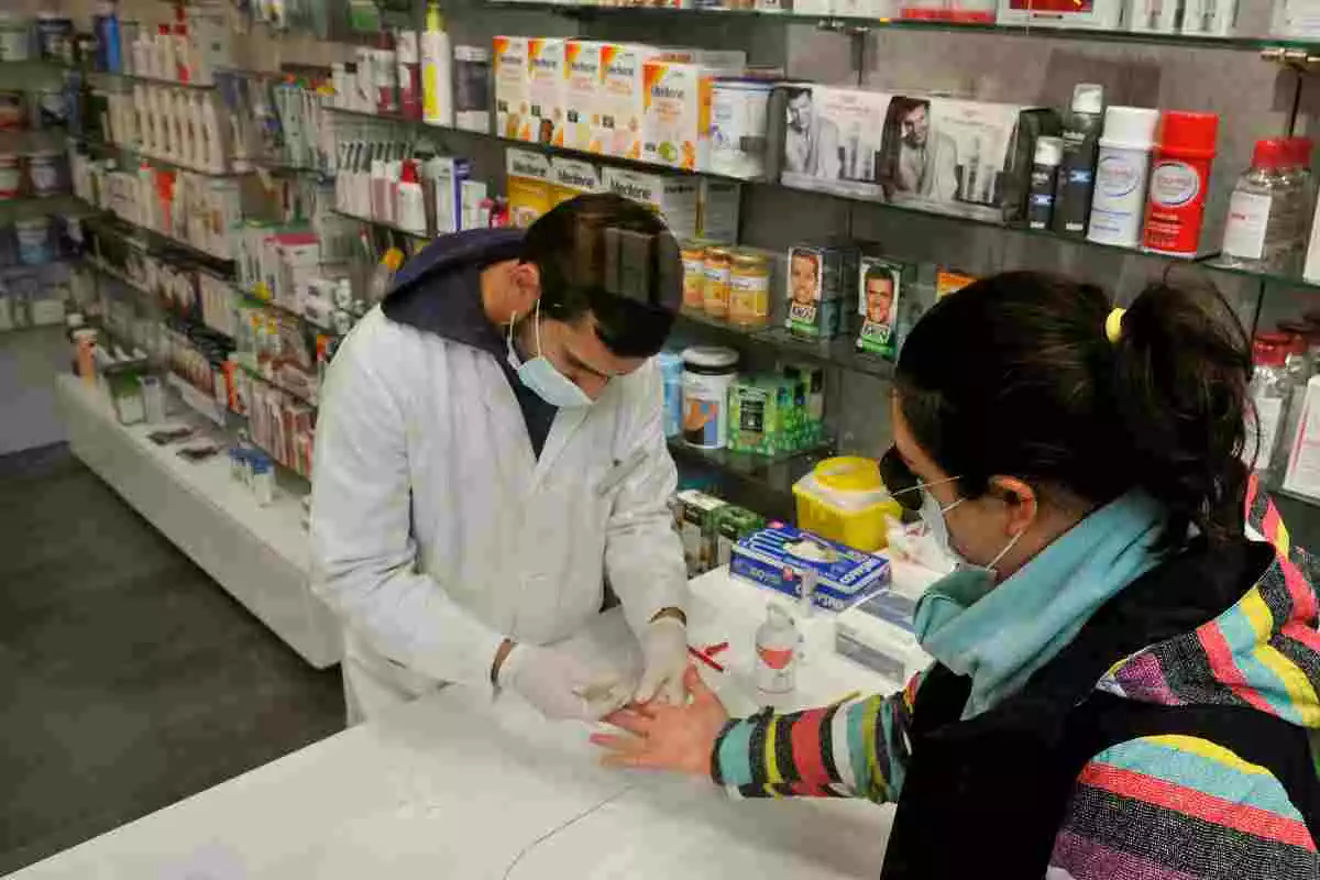 Un farmacéutico haciendo un test de Covid en una farmacia