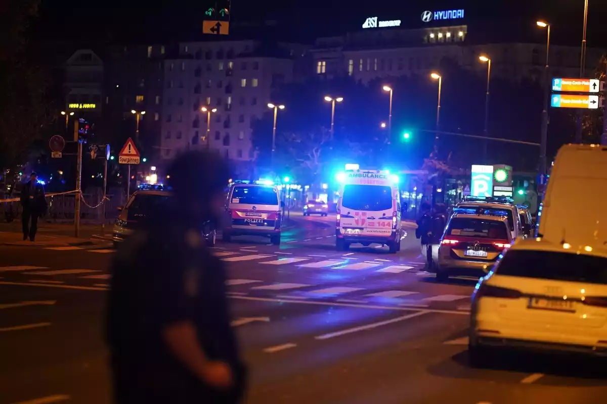 Una ambulancia en el lugar del atentado en Viena