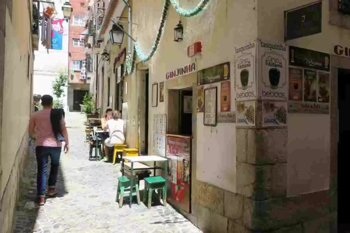 Una calle vacía en el céntrico barrio lisboeta de Alfama este verano