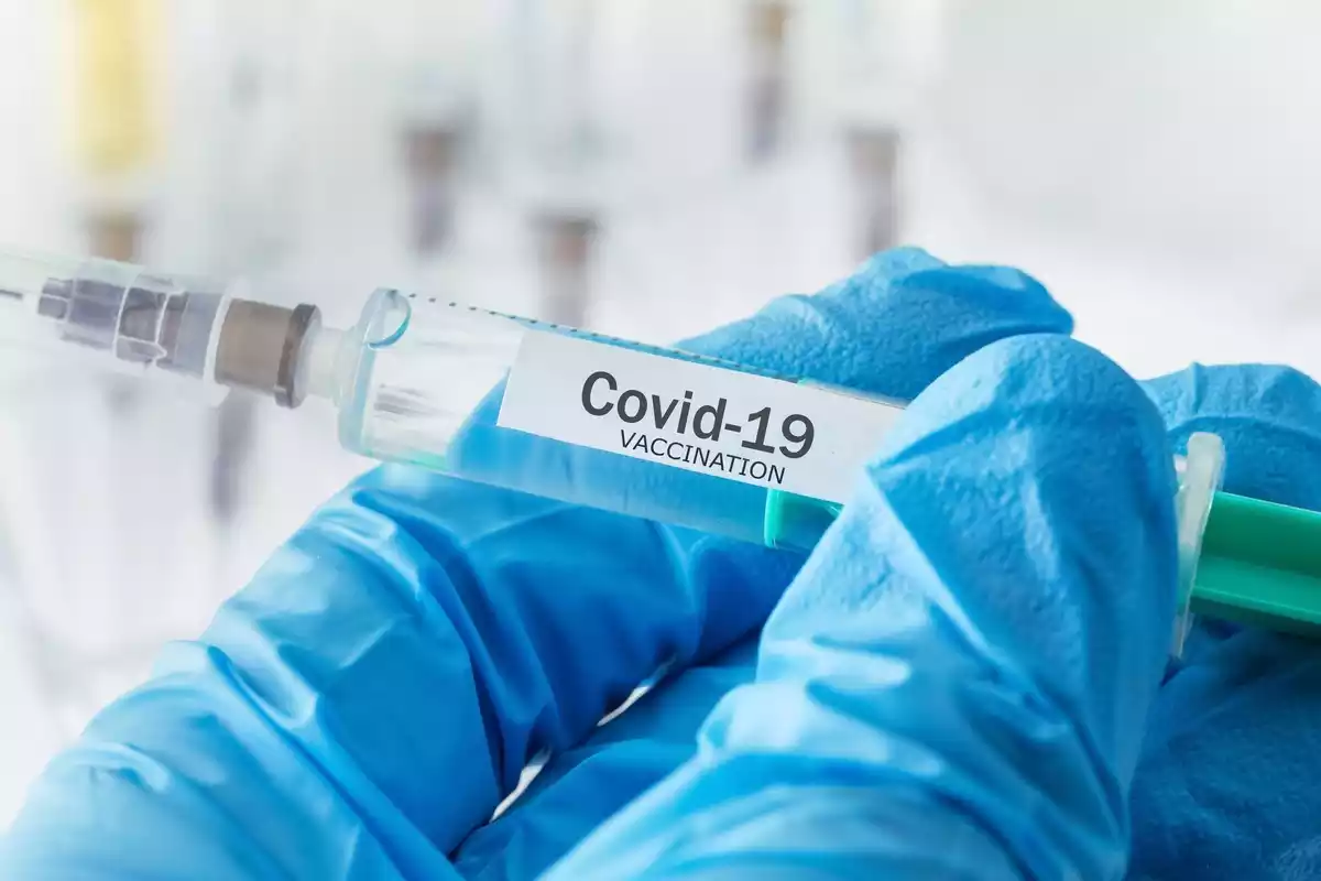 Una jeringuilla con una hipotética vacuna contra el Covid-19