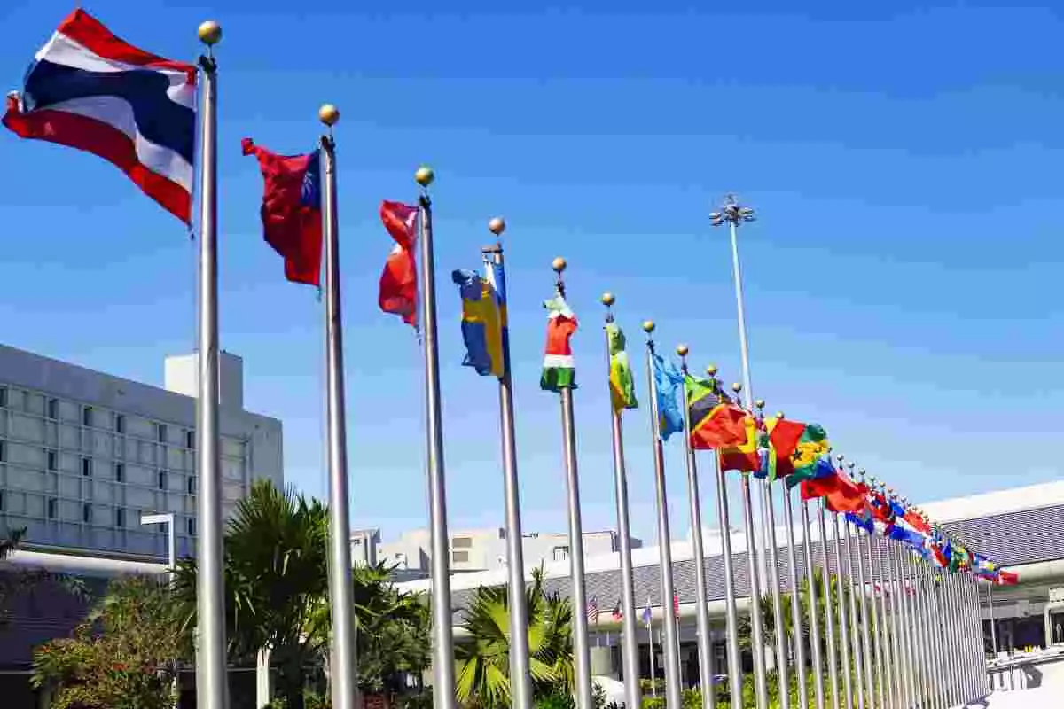 Varias banderas frente a la sede de la ONU