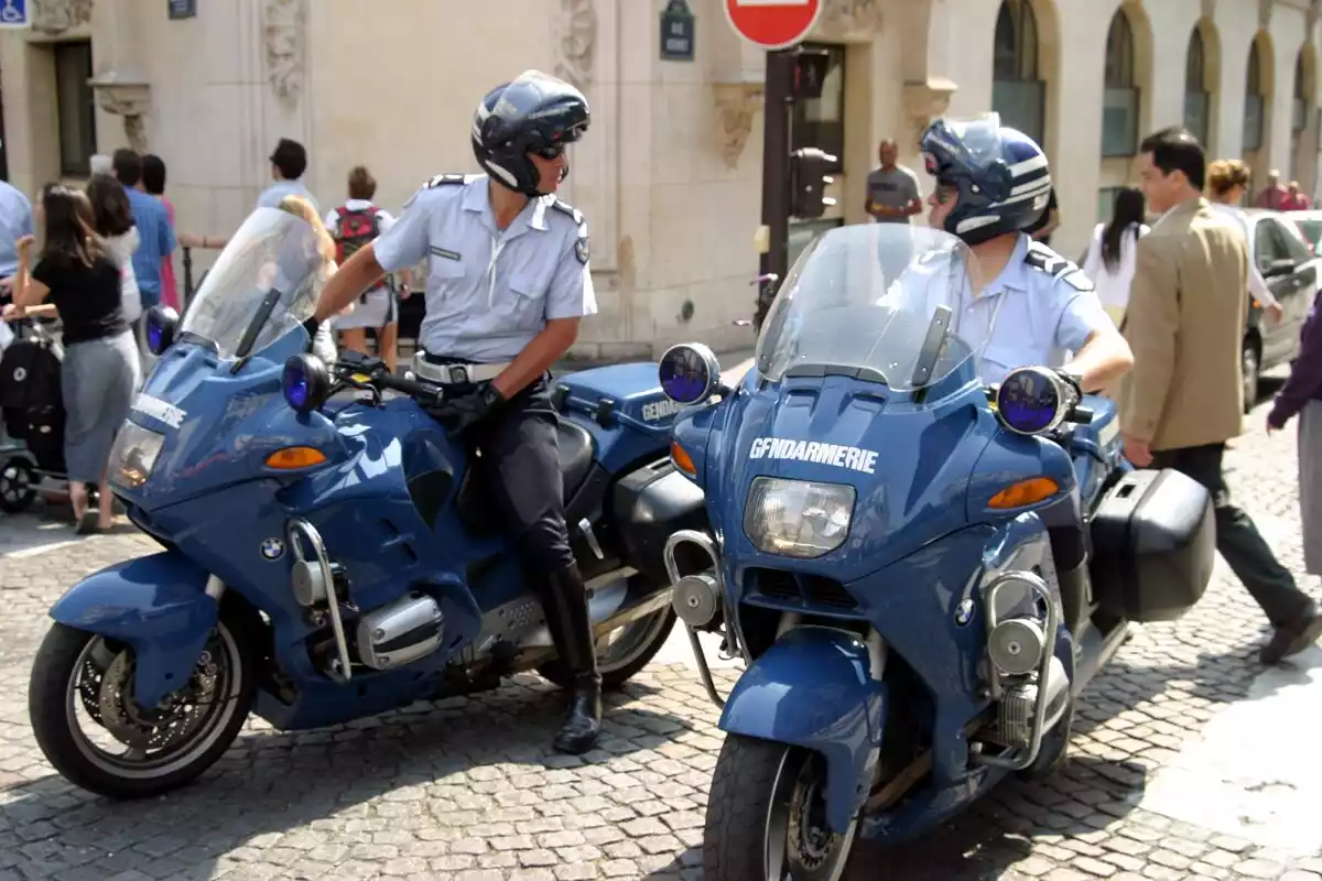 Agentes de la policia francesa en moto