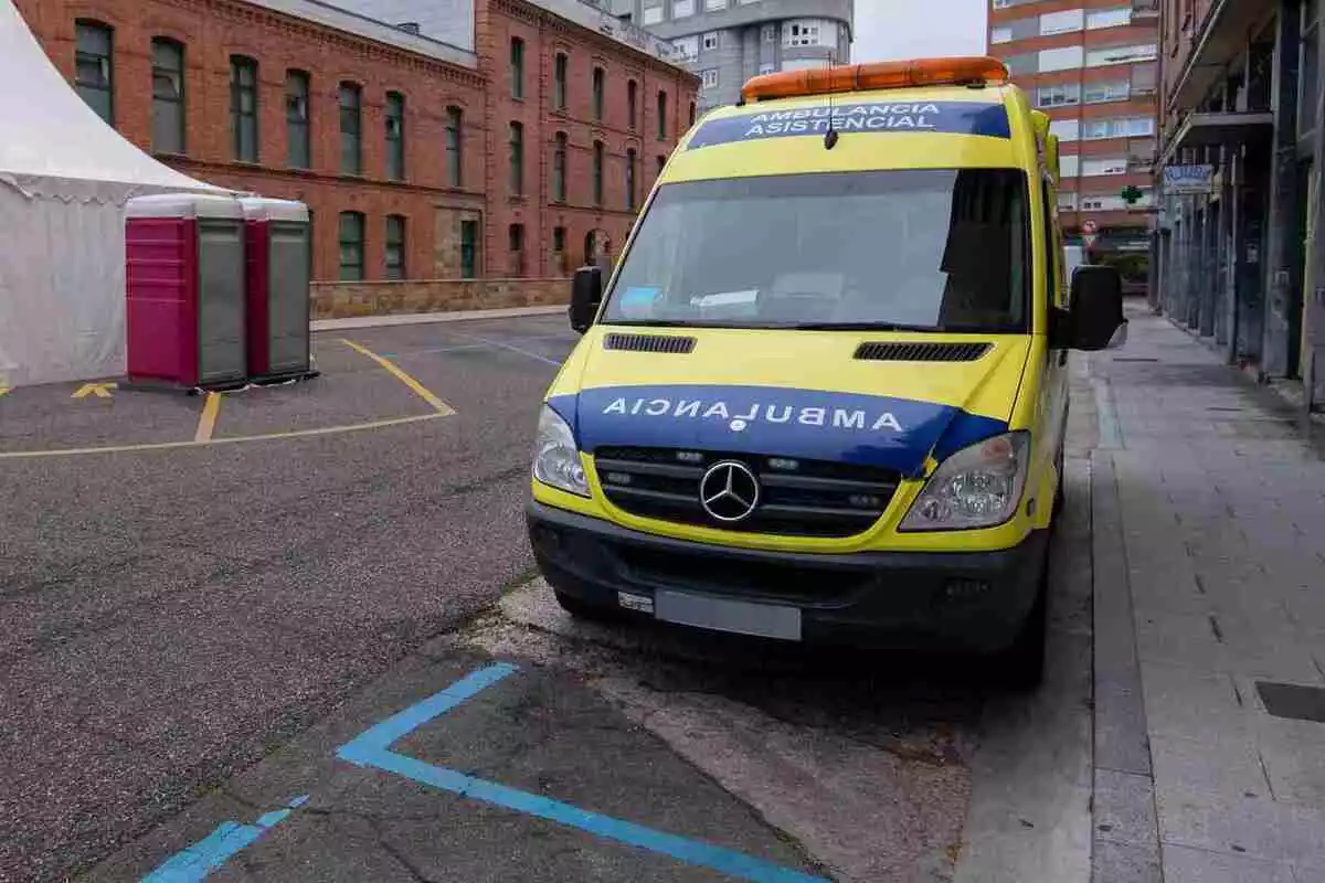 Ambulancia de Castilla y León aparcada en la calle