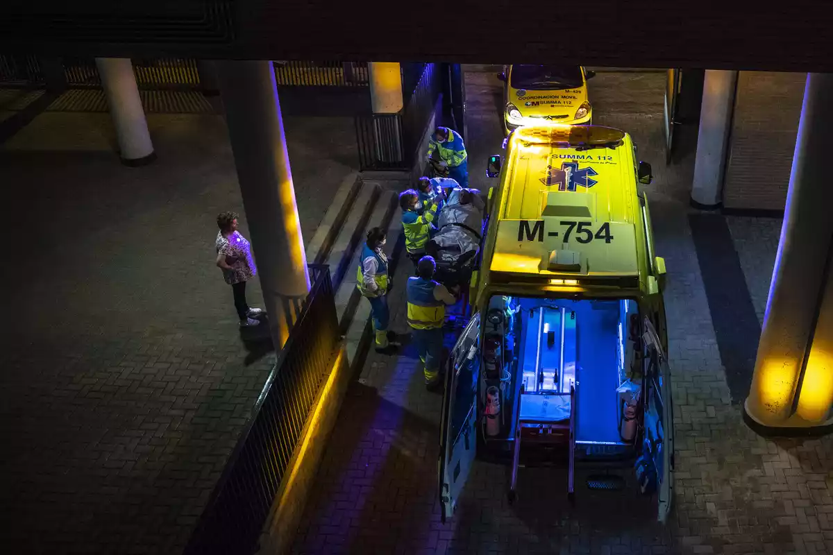 Ambulancia en la puerta de urgencias