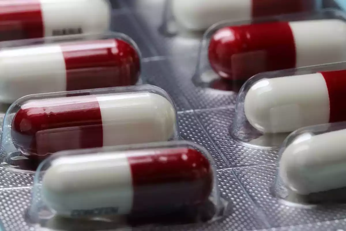 Blister de pastillas en cápsulas rojas y blancas