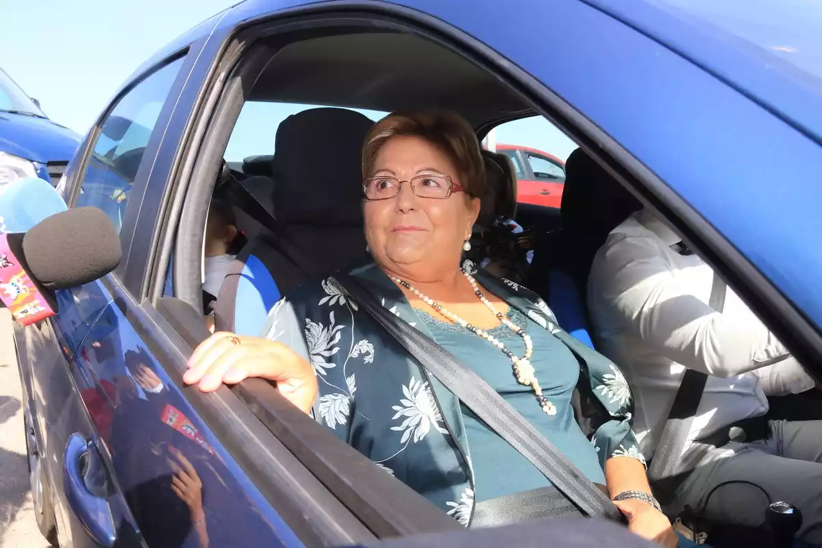Conchi Ortega Cano, hermana del torero José Ortega Cano, sentada en un coche