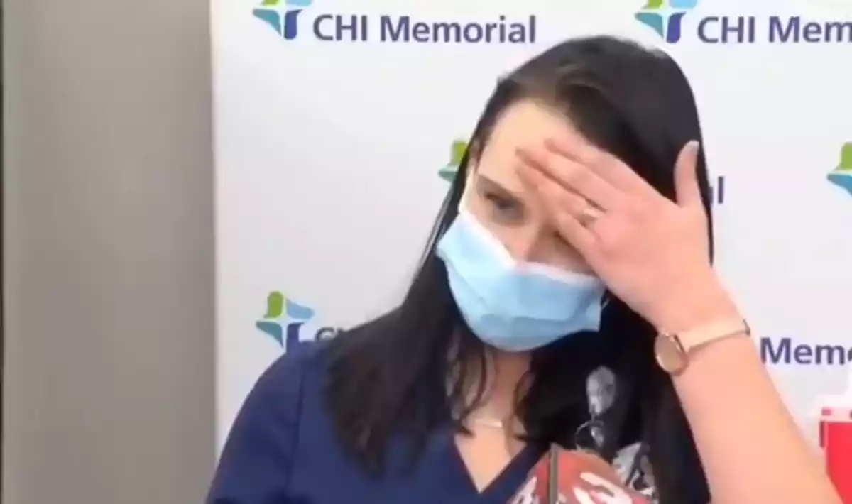 Enfermera antes de desmayarse tras ponerse la vacuna contra el coronavirus en diciembre de 2020
