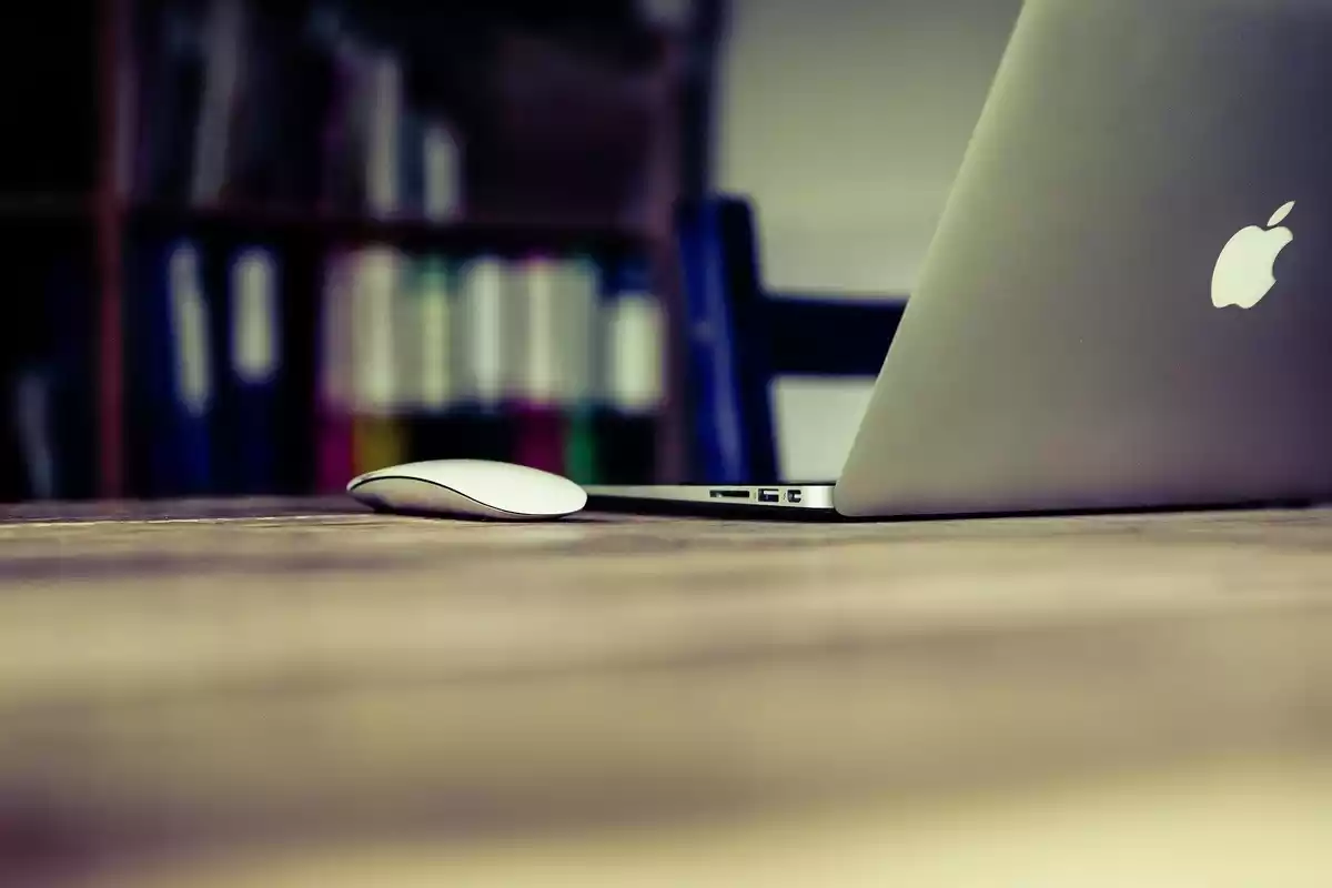 Escritorio con un ordenador portátil y un ratón