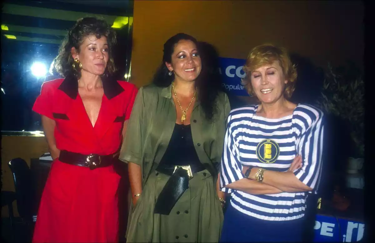 Foto de archivo de Mila Ximénez, Isabel Pantoja y Encarna Sánchez en los estudios de radio de la Cope