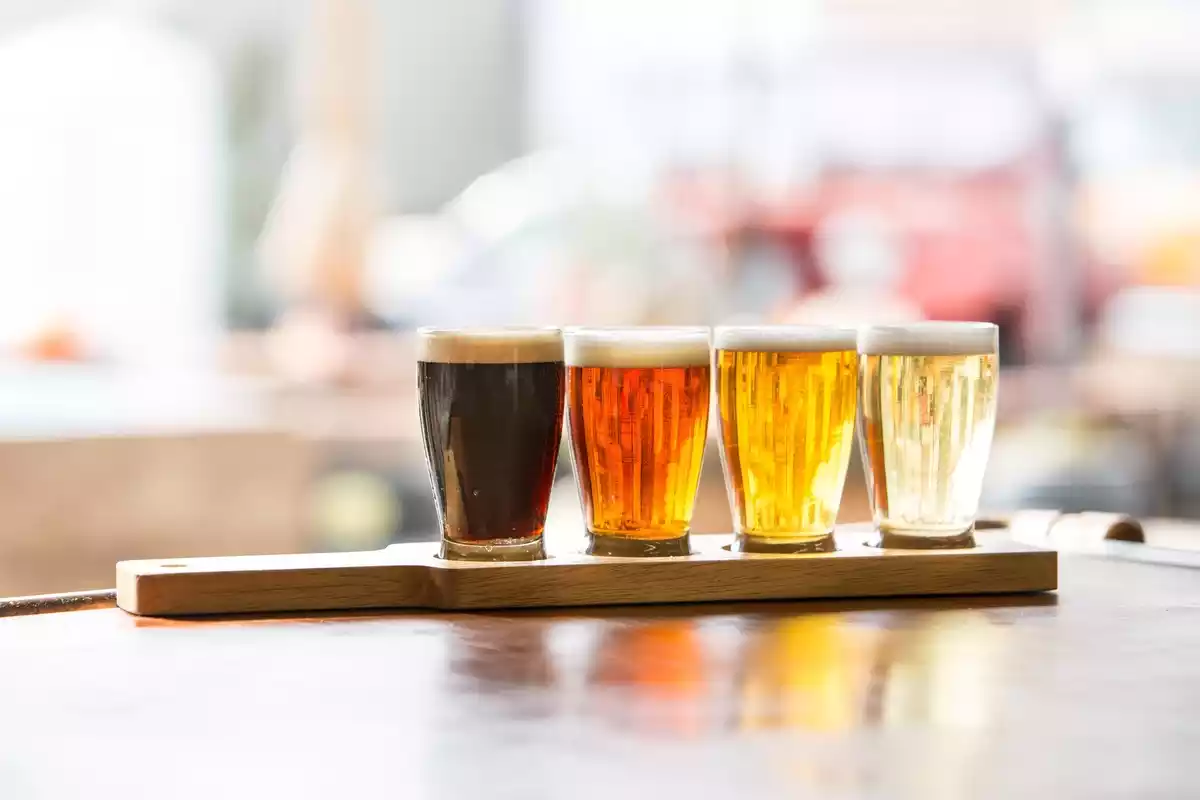 Fotografía de cuatro variedades de cerveza sobre una mesa