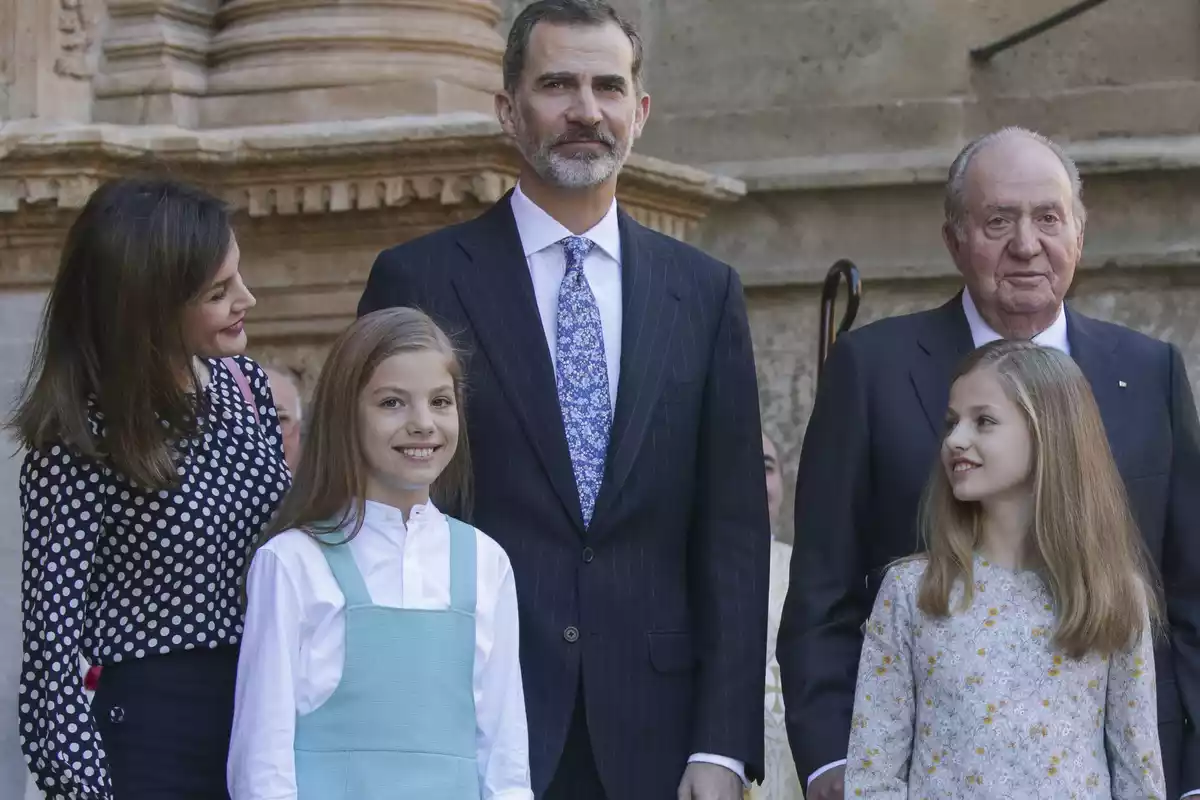 Fotografría de la familia Real con la Reina Letizia, el Rey Felipe VI, el Rey emérito Juan Carlos I y la infanta Sofía con la Princesa Leonor