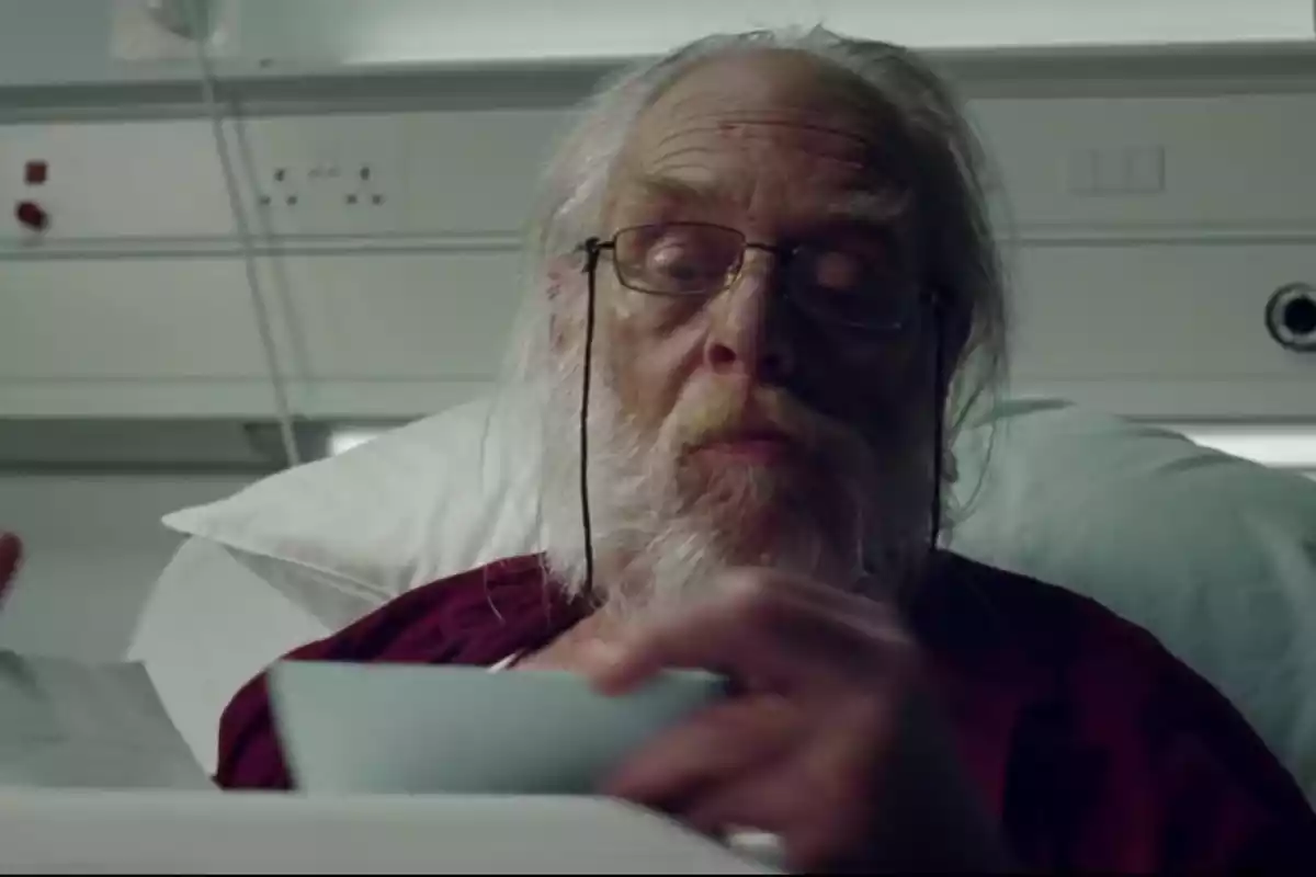 Fotograma del anuncio del NHS con un Papá Noel ingresado en el hospital por Covid