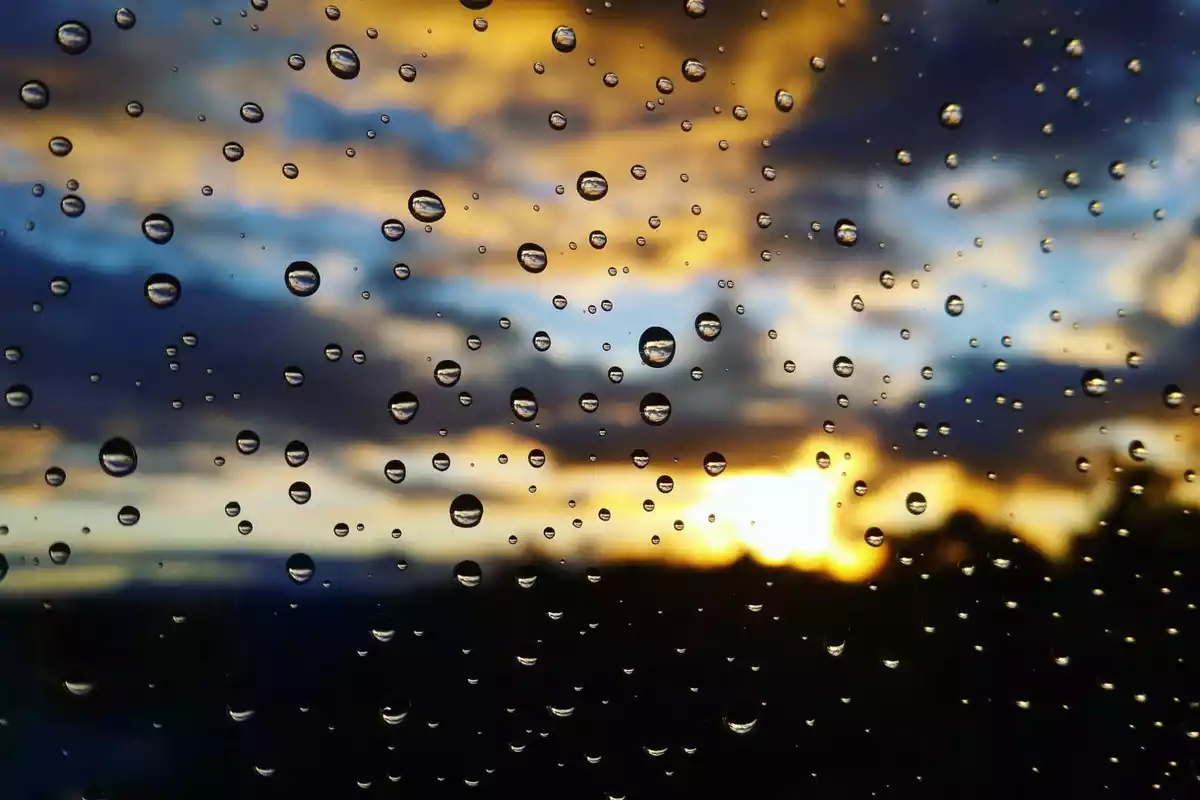 Imagen de gotas de lluvia en una ventana