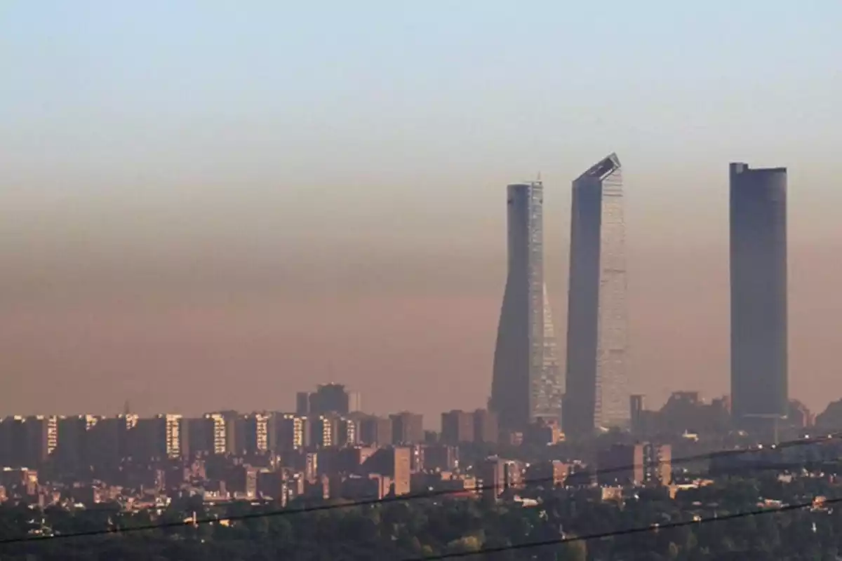 Imagen de la ciudad de Madrid bajo una capa de contaminación