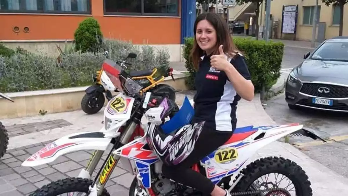 La piloto italiana Sara Lenzi sobre su moto