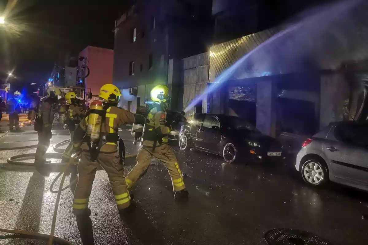Los bomberos trabajando en la extinción del incendio de una nave industrial en Badalona, Barcelona, el 9 de diciembre de 2020