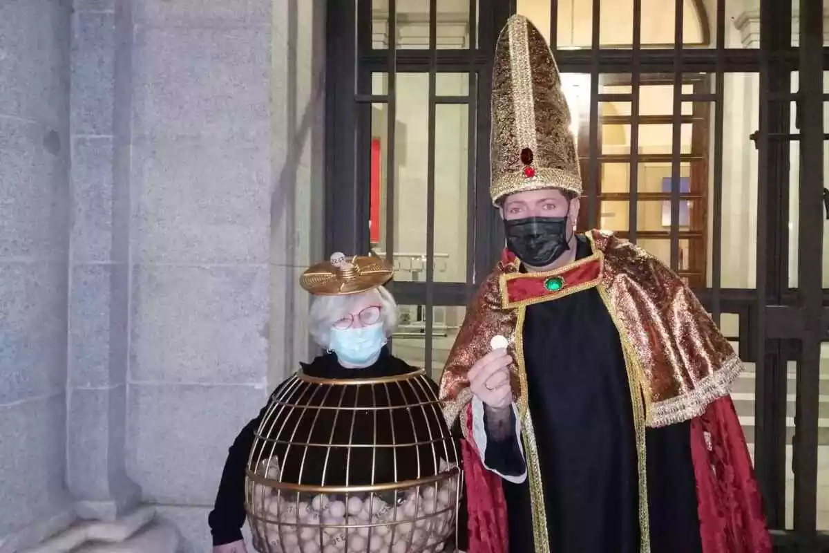 Manoli disfrazada de Bombo y el obispo de la lotería