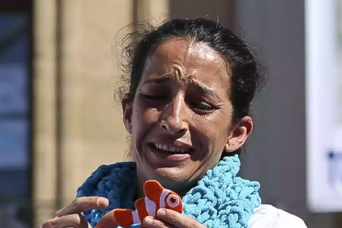 Patricia Ramírez llorando con un pez nemo en la mano