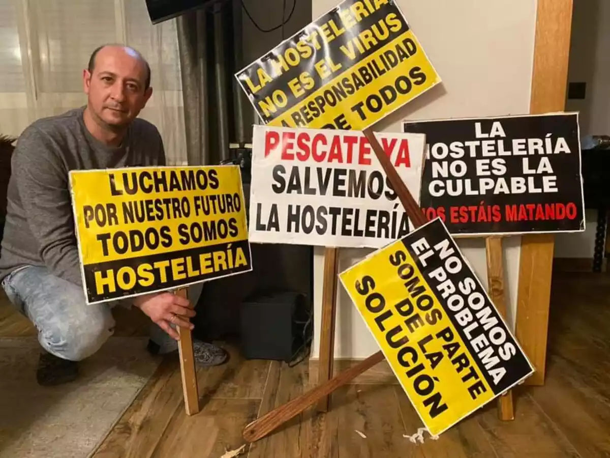 Raúl Aparicio con las pancartas de la protesta en Valladolid por la hostelería