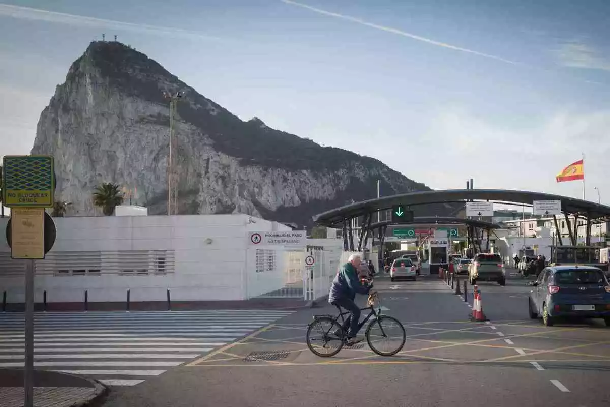 Turismos en la frontera de Gibraltar con el Peñón de fondo