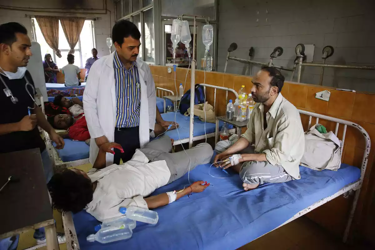 Un medico pasando visita en un hospital de la India