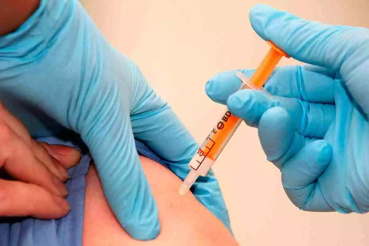Un sanitario vacunando a una persona