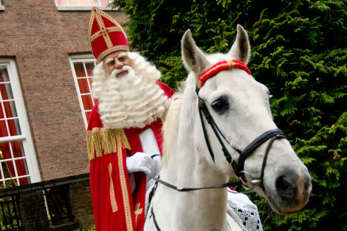 Un Sinterklaas montado a caballo