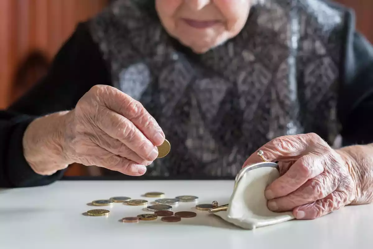 Una mujer mayor cuenta monedas